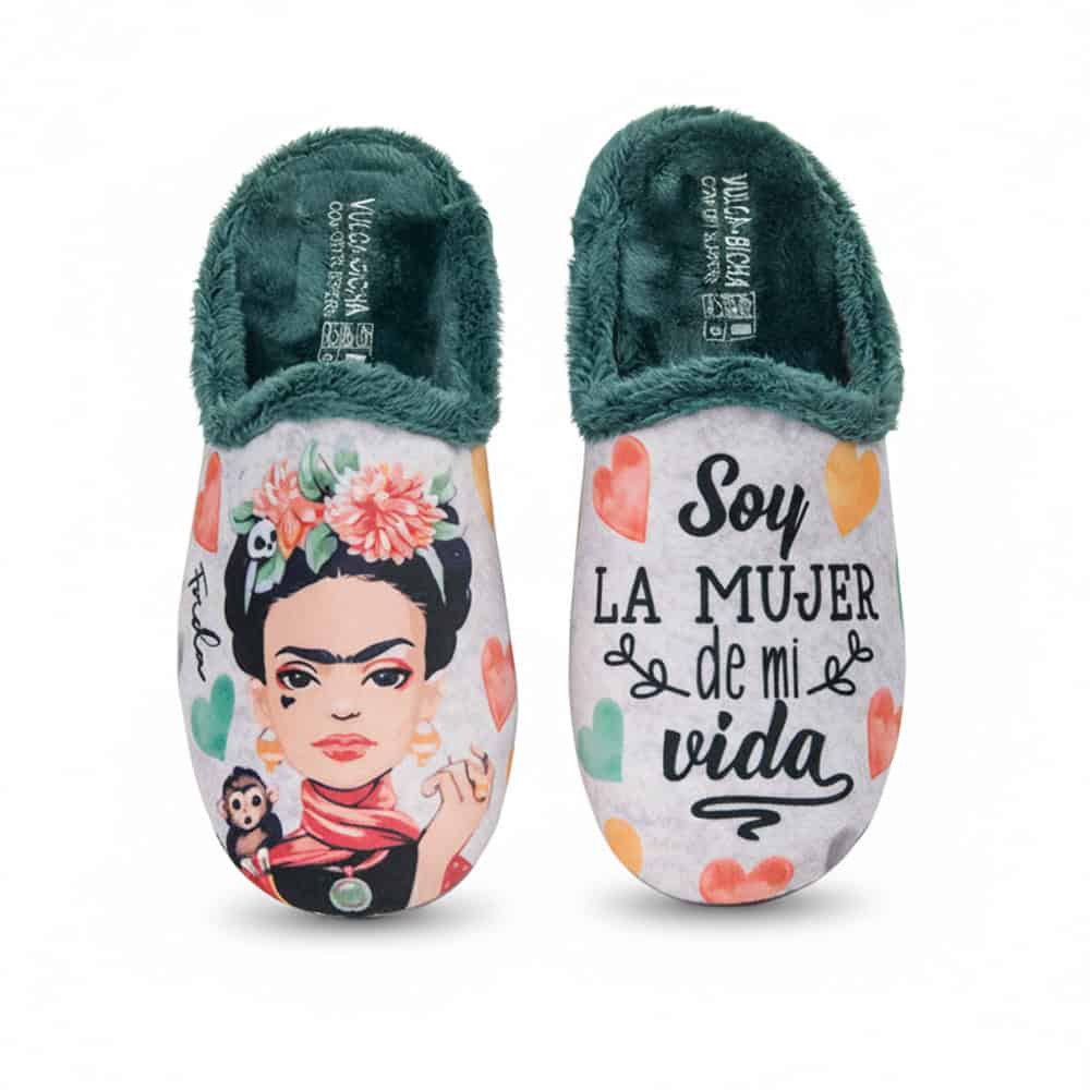 illa extraíble. Son flexibles, ligeras y fáciles de calzar. Suela antideslizante. Fabricado en España por la marca Vulca-bicha. Zapatilla de casa de mujer Frida Kahlo de la marca Vulca-Bicha