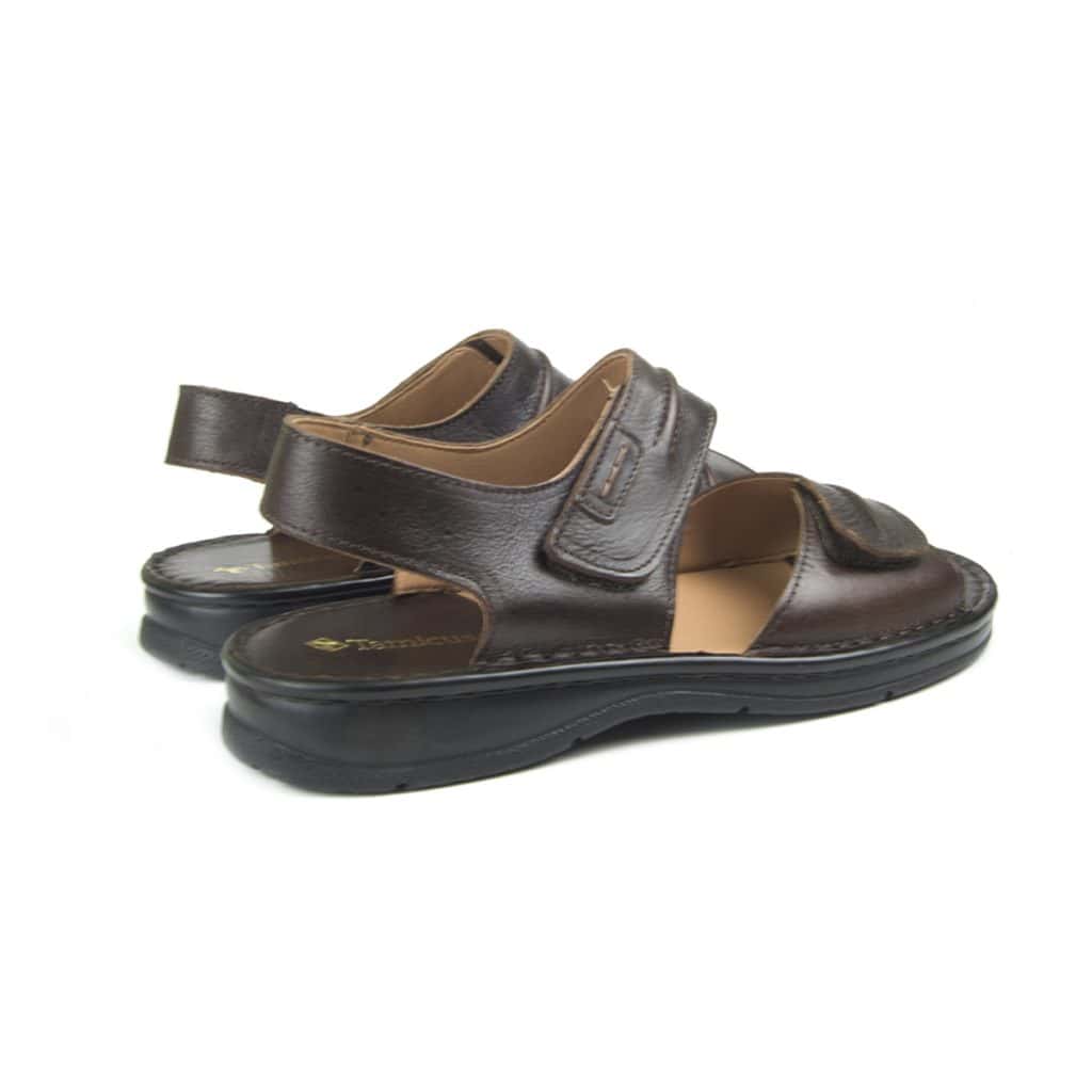 Detalle del sistema de ajuste con velcro en la sandalia Hombre Piel Tamicus para mayor comodidad.