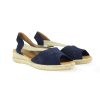 Alpargata con cuña baja para mujer Mediterránea 50237 en piel de serraje color marino, diseño con puntera abierta y bandas elásticas.