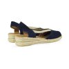 Alpargata con cuña baja para mujer Mediterránea 50237 en piel de serraje color marino, diseño con puntera abierta y bandas elásticas.