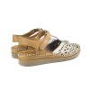 Detalle del cierre de velcro y acabados en piel natural de la Sandalia Cerrada Mujer 514102