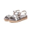 Sandalia Mujer Xti 142852 con tiras entrelazadas, acabado metalizado y pequeña cuña de 4 cm