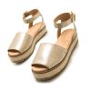 Sandalia Plana Mujer Mustang 59617 plateada con tiras trenzadas y plataforma de yute