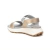 Vista lateral de la sandalia vegana Xti 143874 para mujer, en combinación de colores