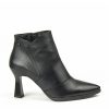 Botín Tacón Mujer Desiree Saga6 en piel negra con tacón de 9 cm