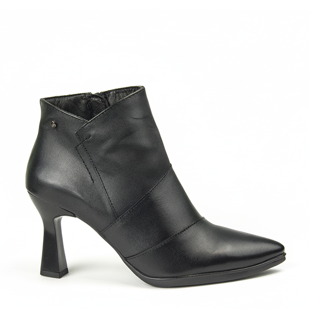 Botín Tacón Mujer Desiree Saga6 en piel negra con tacón de 9 cm