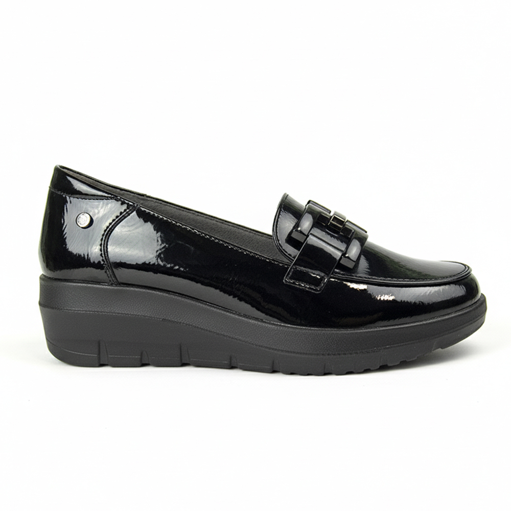 Zapato Mujer Mysoft 25M585 con detalle de cadena en el empeine y acabado charol