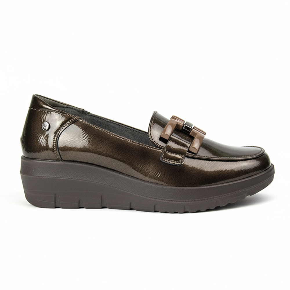 Zapato Mujer Mysoft 25M585 con detalle de cadena en el empeine y acabado charol