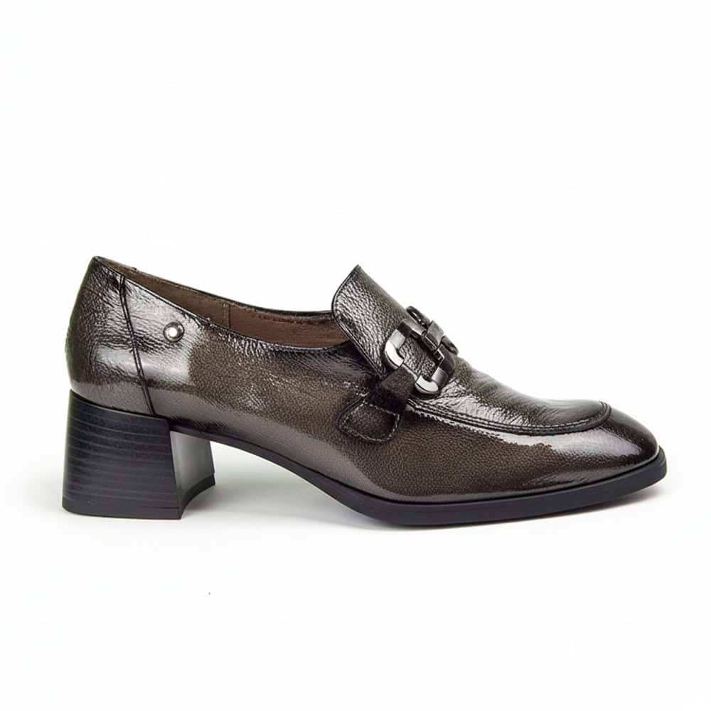 Zapato Tacón Mujer Kaola 4450 en charol negro con adorno metálico plateado