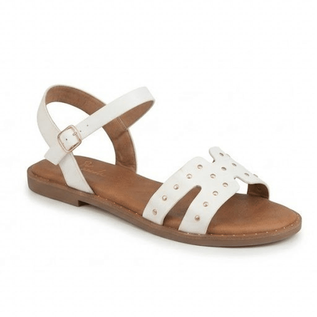 detalle tachuelas decorativas pala imitación piel blanco sandalia plana mujer Cervera 5353